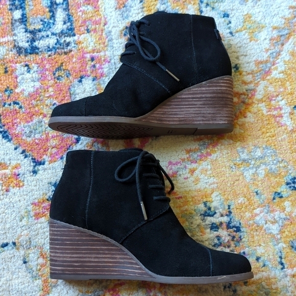 Toms Hyde Classic Suede Lace Up Stacked Wooden Wedge Ankle Booties Black 6 - Picture 7 of 16